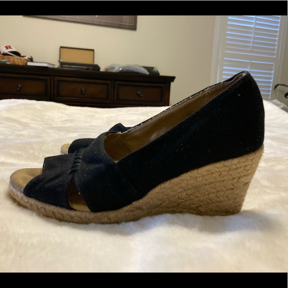 Bass Macrimay wedge sandal.
